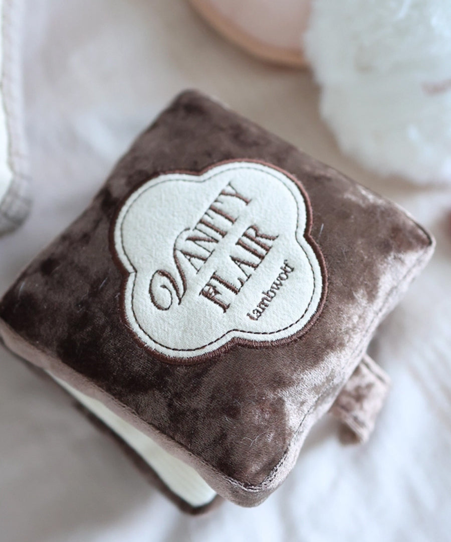 Lambwolf-Collective-peluche-chien-interactive-design-maquillage-vanity-flair