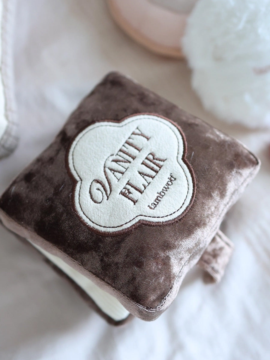 Lambwolf-Collective-peluche-chien-interactive-design-maquillage-vanity-flair