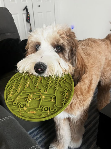 SodaPup-tapis-lechage-emat-pour-chien-chiot-feuille-camp