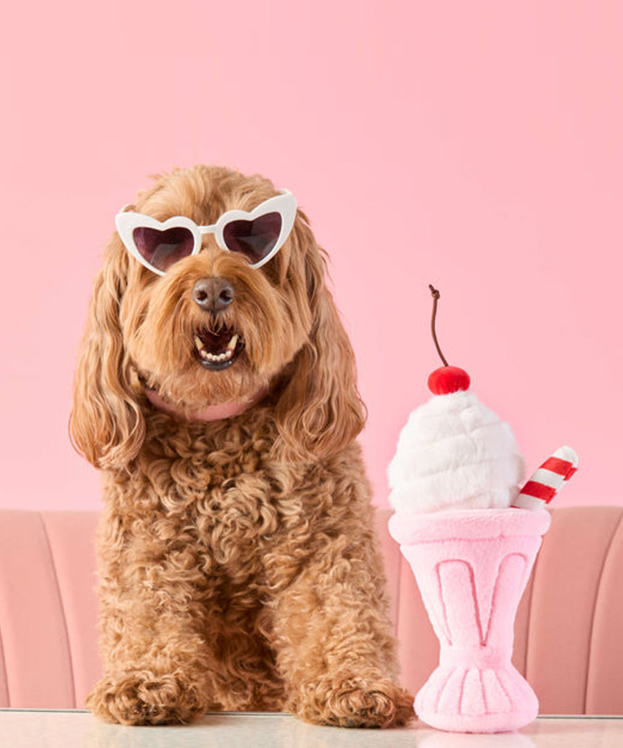 The-Foggy-Dog-peluche-fouille-balle-pour-chien-milkshare-fraise